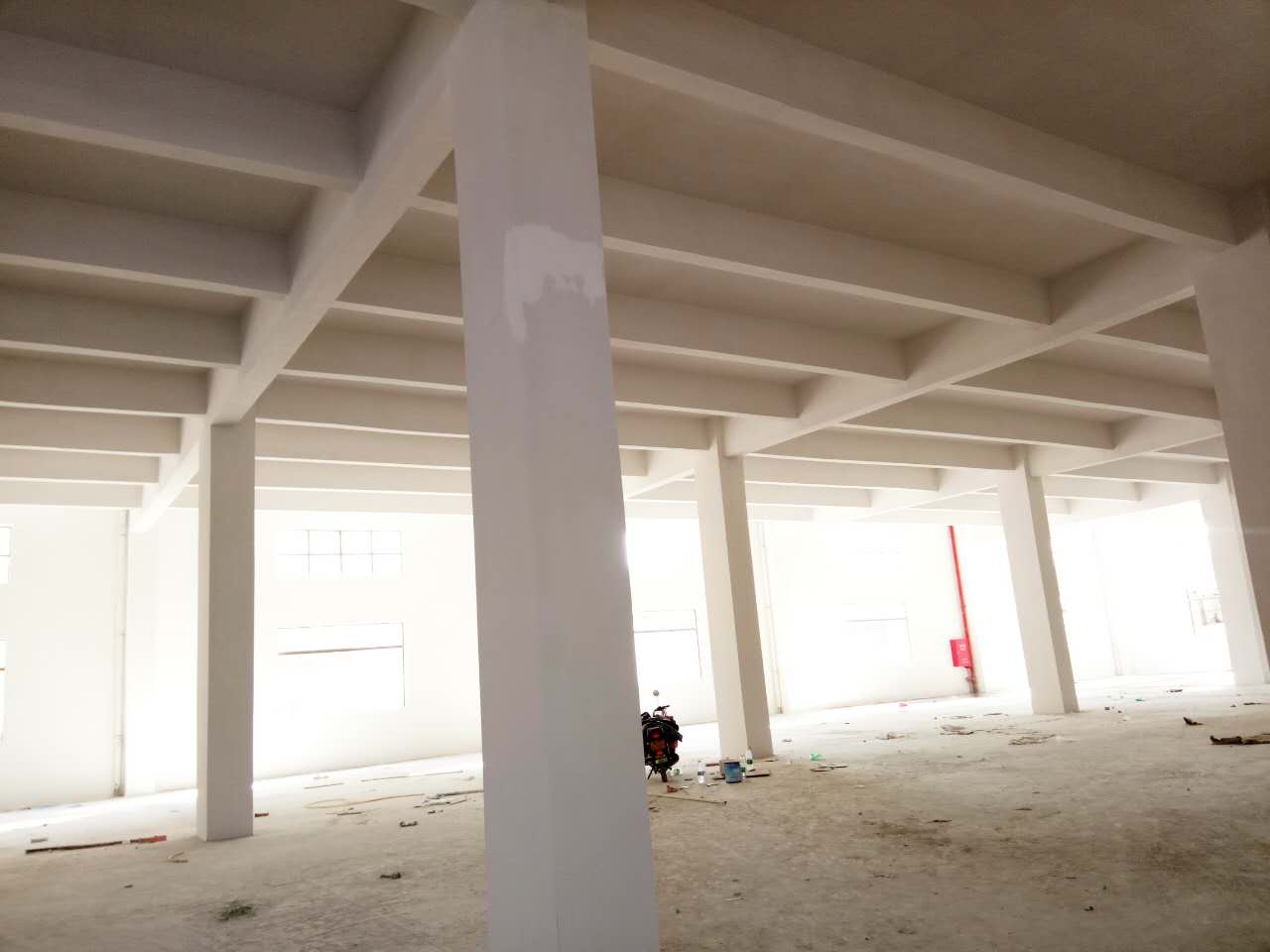 已建成了1幢（2800平方米，共4層的廠房）