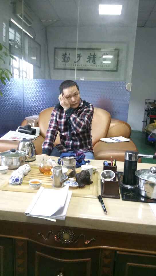 鄒生（南海陳祥明老板公司同事）輕松的聽凱恩利業務人員講解后，邊思考邊想什么時候訂機為好......