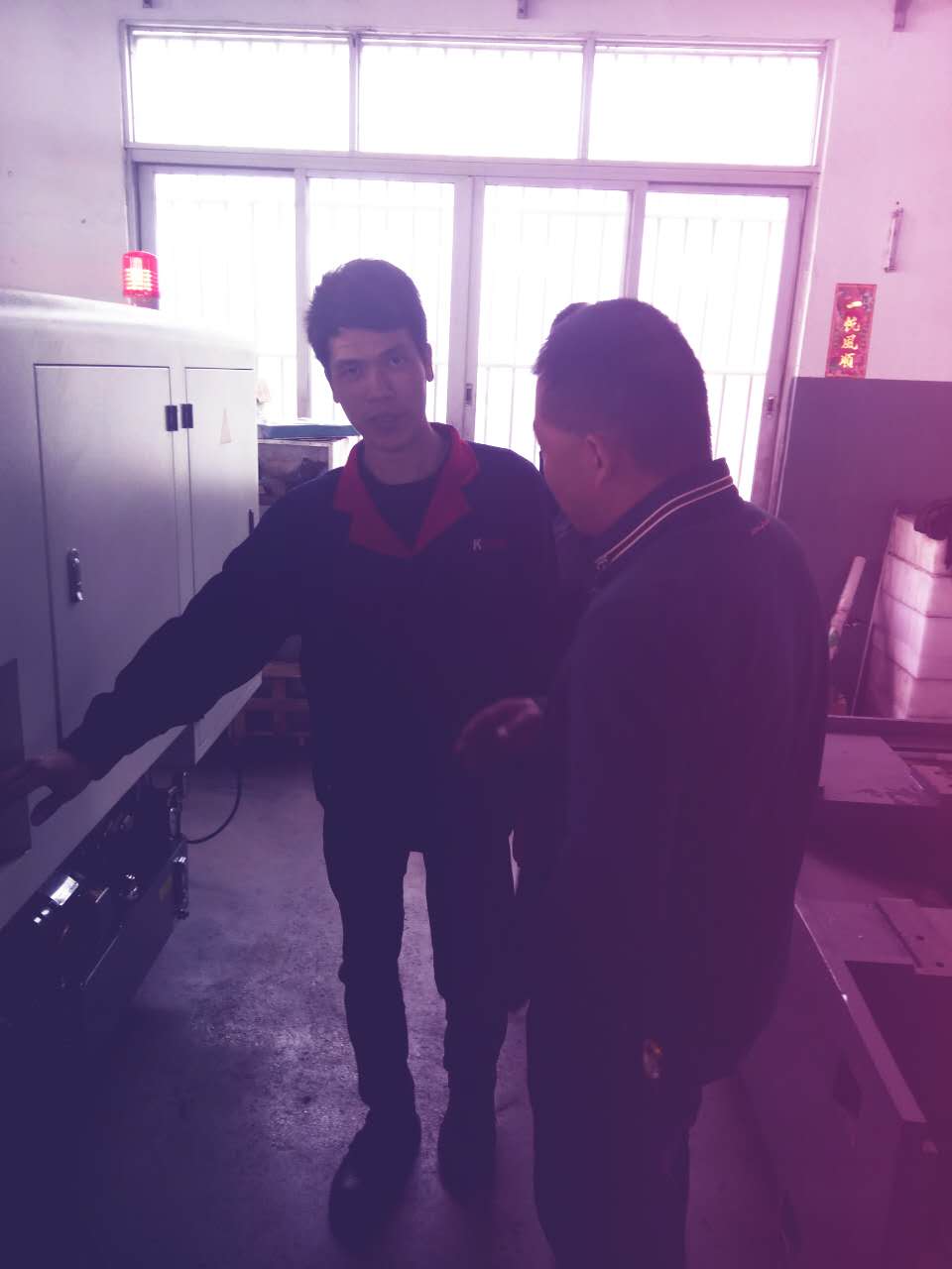 凱恩利技術人員馬生培訓李建林老板數控車床的操作方法